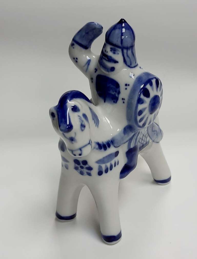 Фарфоровый сувенир "Богатырь", гжель.