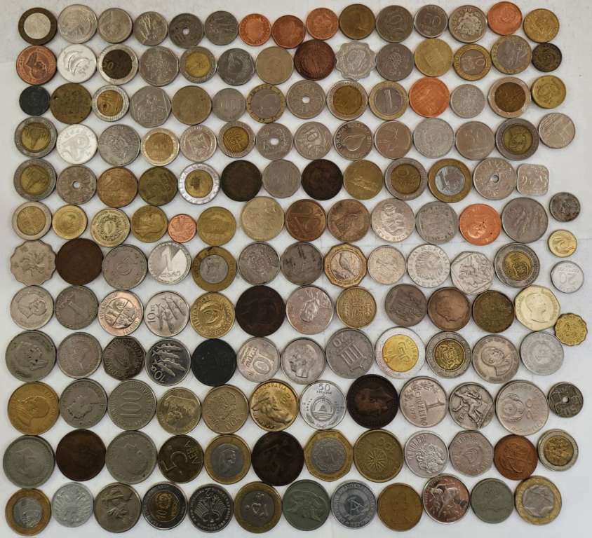 Набор иностранных монет 159 штук