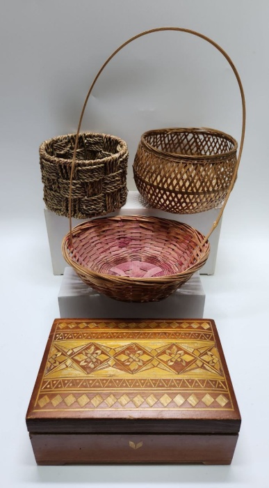 Шкатулка деревянная и 3 плетеные корзины