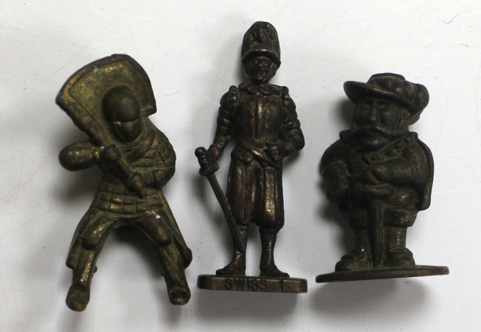 Фигурки миниатюрных военных, 3 штуки (см. фото)