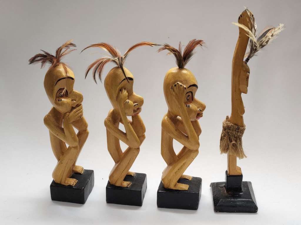 Статуэтки 4 шт деревянные аборигены с перьями
