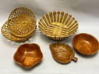 Набор плетеных корзинок 3 шт и 3 шт из пластика