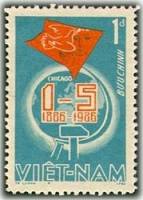 (1986-028) Марка Вьетнам "Эмблема"  синяя  100 лет праздника День труда III Θ