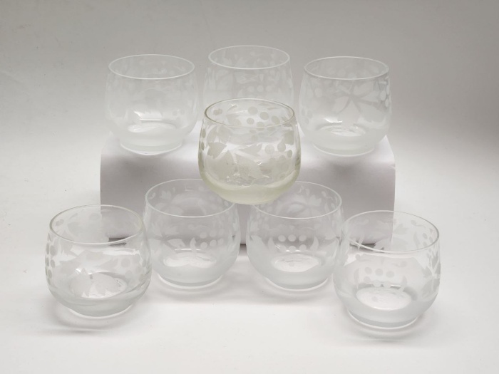 Стопки бочонки стаканы 8 штук СССР стекло напыление рисунок виноград ретро винтаж высота 6 см