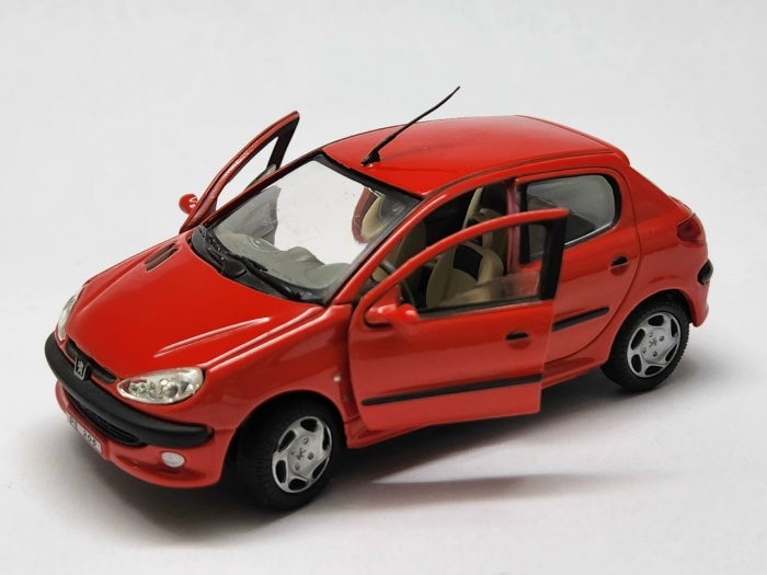 Модель авто 1:43 Peugeot 206 hongwell красный