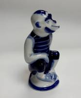 Фарфоровый сувенир "Обезьяна", гжель