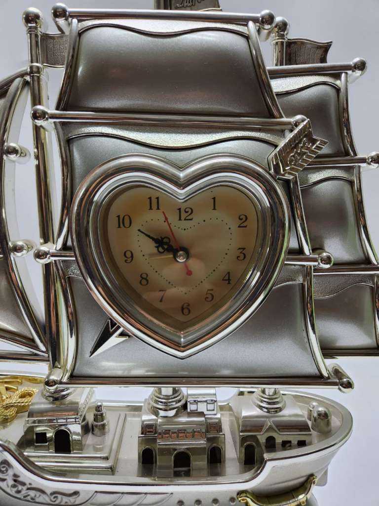 Часы настольные Корабль (пластик) со светильником