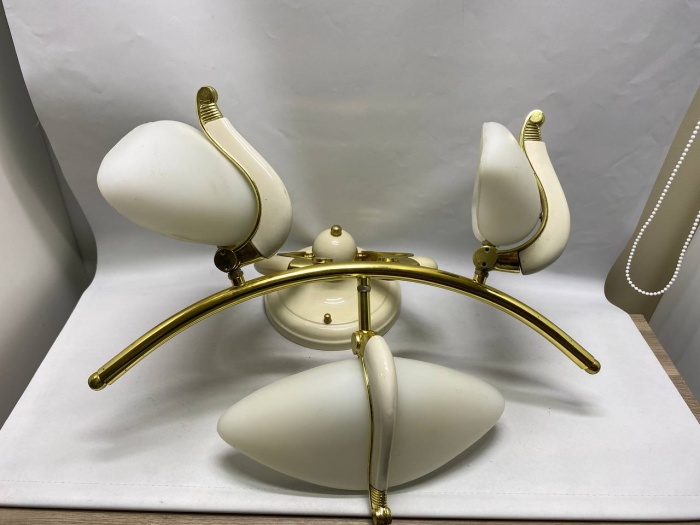 Люстра потолочная 3 плафона, стекло, метал позолота