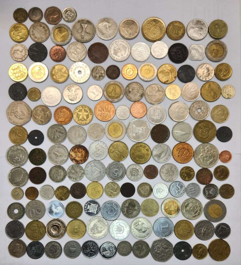 Набор иностранных монет 142 штуки