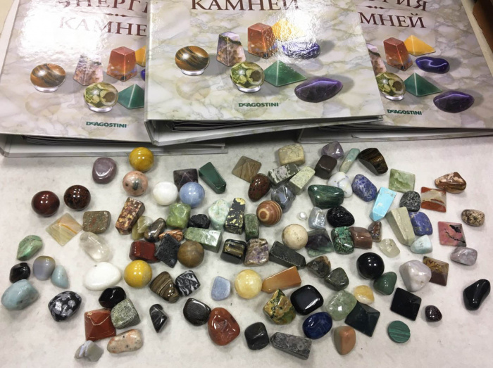 Набор натуральных камней с каталогами (сост. фото)