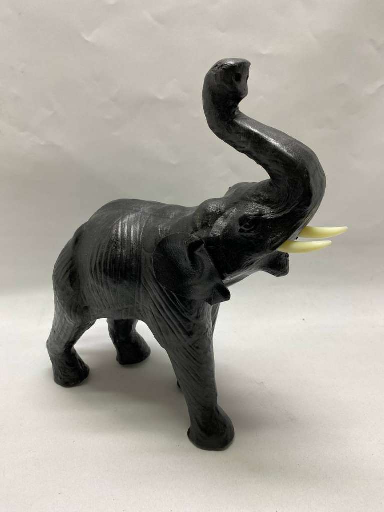 Статуэтка слон Индия папье маше обшитое кожей (состояние на фото)