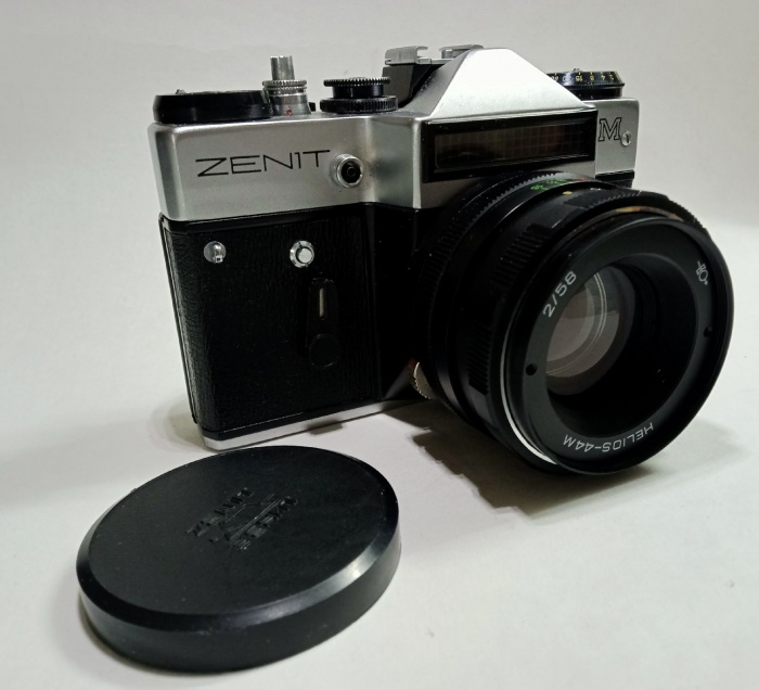 Фотоаппарат плёночный Zenit EM в футляре Объектив Helios 44 М СССР  (сост. на фото)