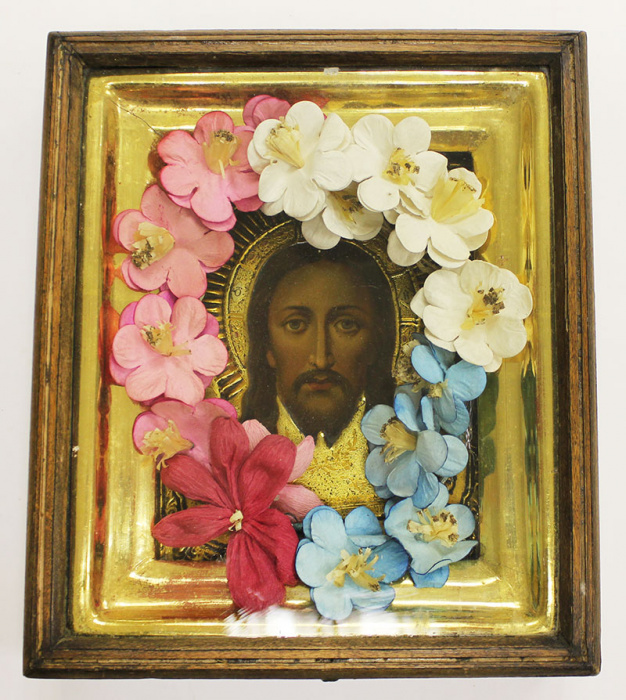 Икона Спасителя в окладе и киоте, украшена бумажными цветами (состояние на фото)