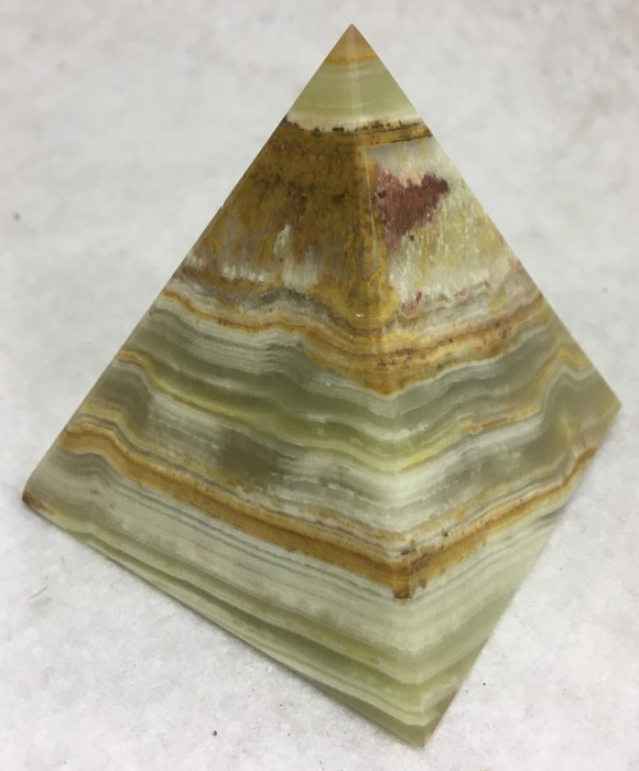 Сувенир пирамида, камень (сост. на фото)