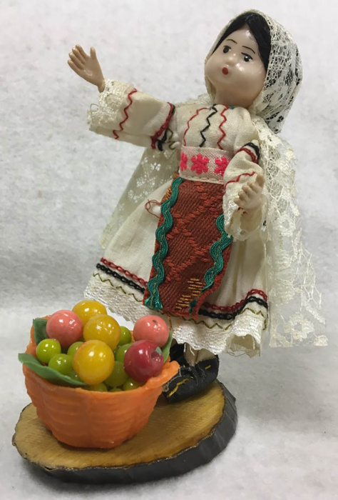 Кукла сувенирная &quot;Девушка с фруктами&quot; (сост. на фото)