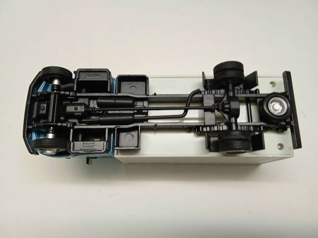 Модель авто 1:43 ЗИЛ 5301 без коробки