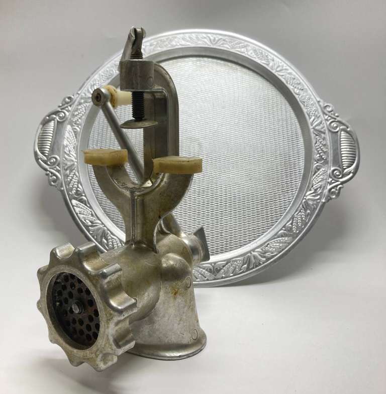 Мясорубка ручная + поднос, аллюминий, СССР