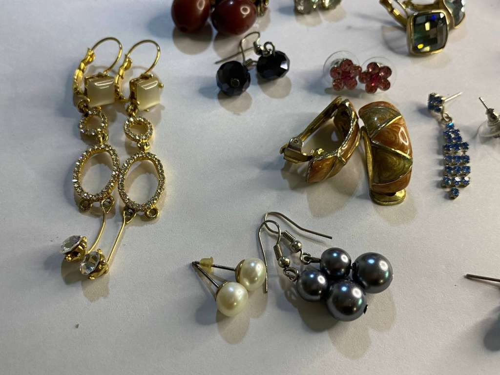 Серьги набор 21 пара из разных материалов