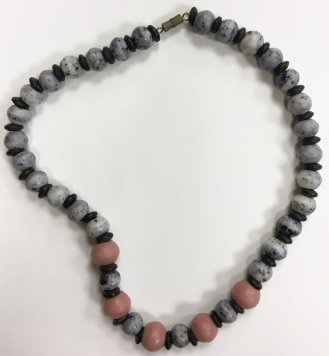 Бусы, предположительно родонит, шунгит (сост. на фото)