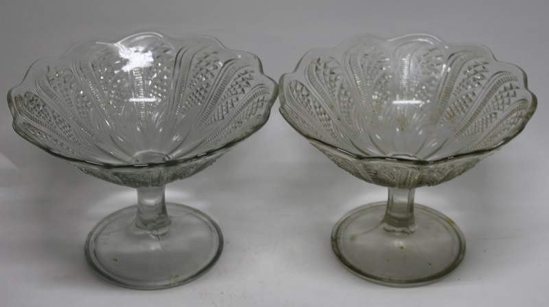 Набор фруктовниц на ножке, 2 шт., стекло, СССР (сост. на фото)