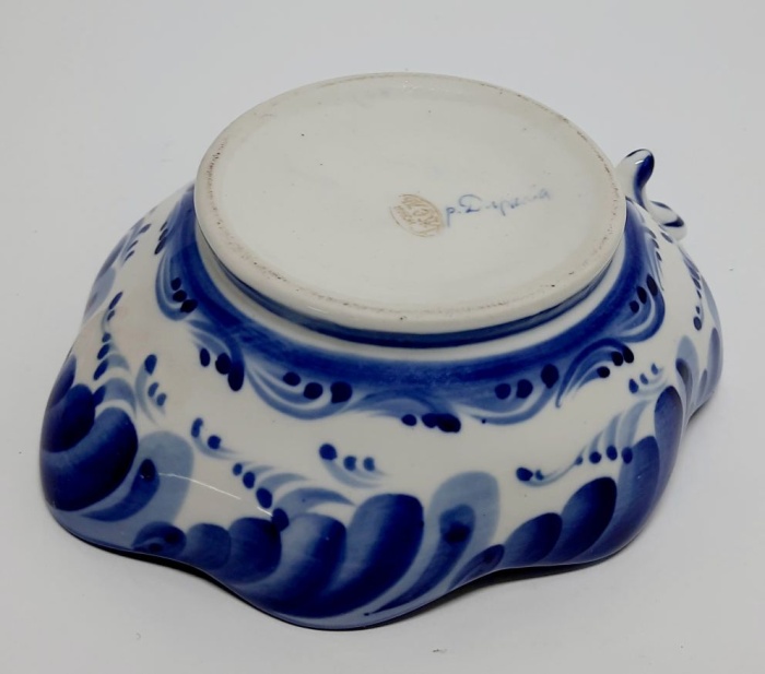 Конфетница, фарфор, клеймо Новая гжель, авторская работа, 14*12*4 см (сост. на фото)