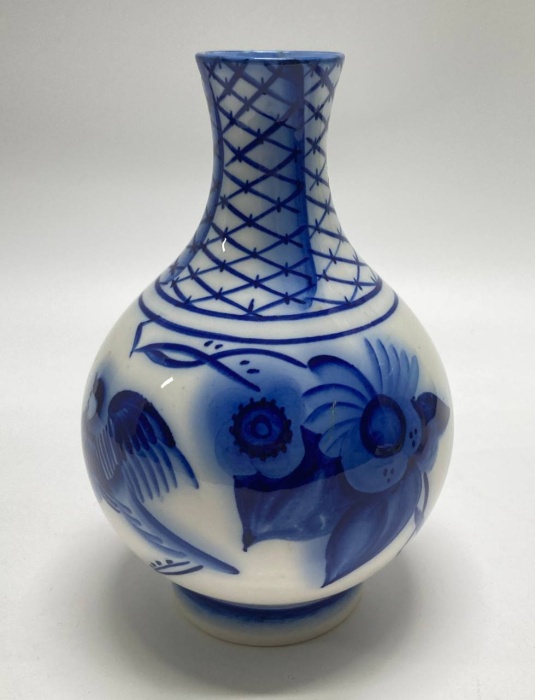 Ваза гжель (скол на горлышке)