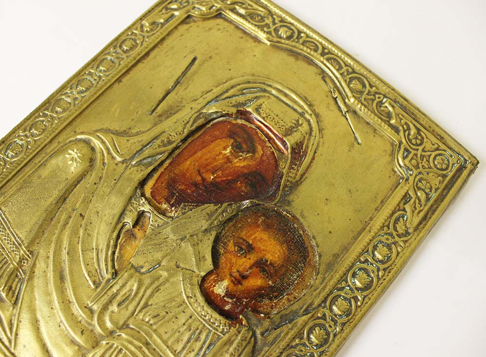 Казанская икона Божией Матери, намоленная, на окладе трещины