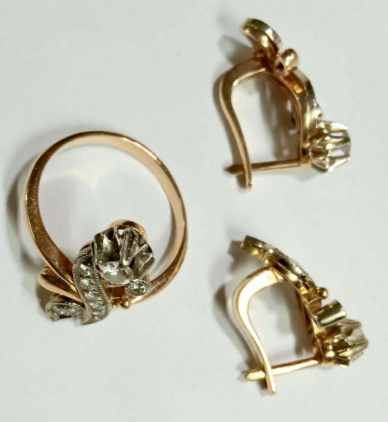 Комплект золотых украшений 3 пр серьги и кольцо 585 пр с блиллиантами 9,4 гр (сост. на фото)