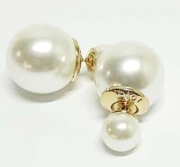 Серьги-пусеты Диор шарики, белые, глянцевые, бижутерия, 2,5 см, новые в упаковке