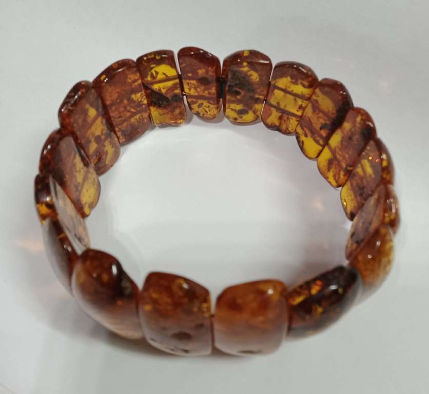Браслет янтарный красивый 37 гр (сост. на фото)