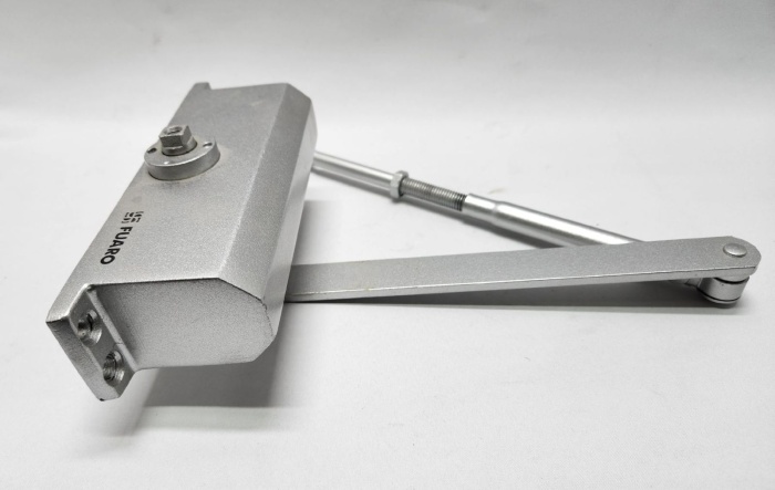 Дверной доводчик FUARO рабочий (сост. на фото)