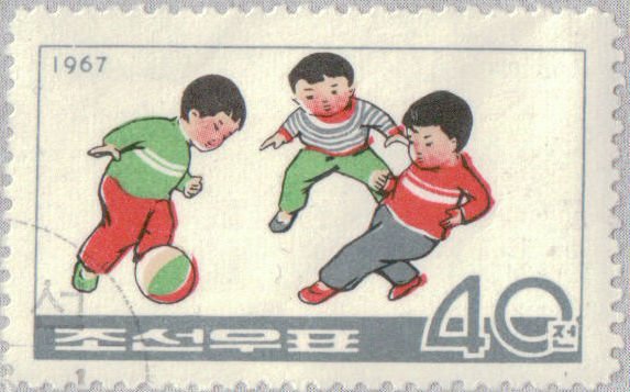 (1967-019) Марка Северная Корея &quot;Игра в мяч&quot;   Международный день защиты детей III Θ