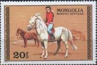 (1977-020) Марка Монголия "Девочка на лошади"    Коневодство II O