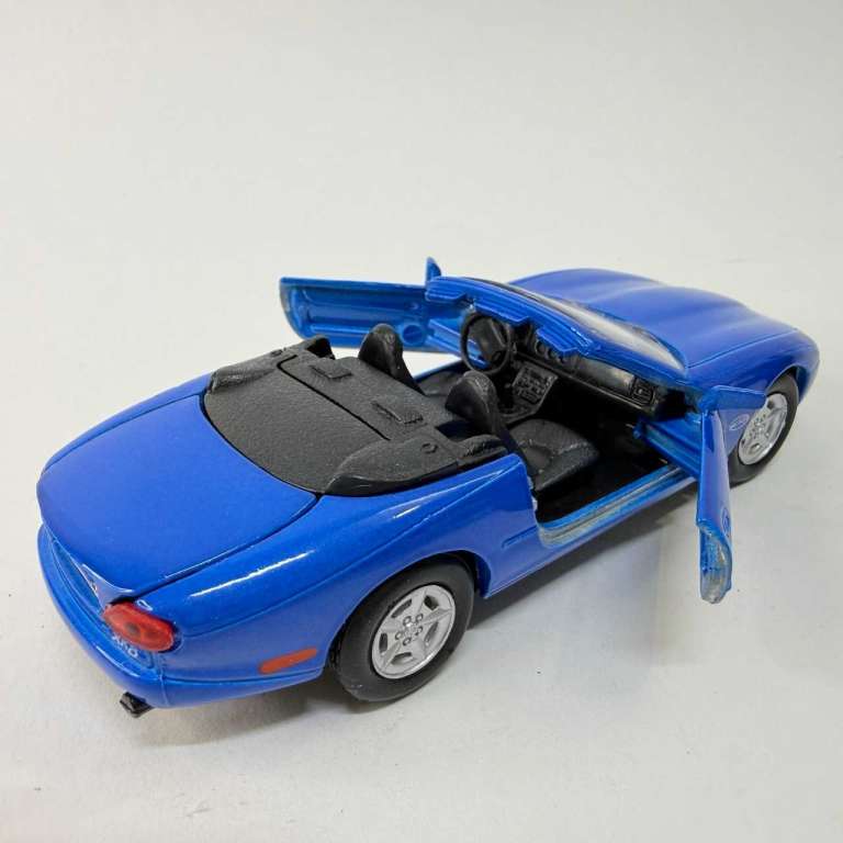 Welly Jaguar XK8 1:43 в коробке