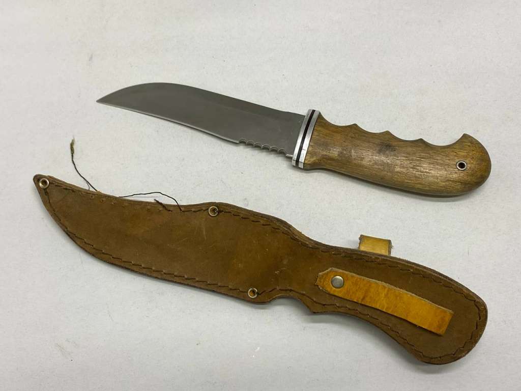 Нож охотничий в ножнах (состояние на фото)