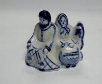 Фарфоровый сувенир "Старик со старухой", гжель.