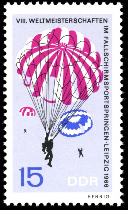 (1966-042) Марка Германия (ГДР) &quot;Групповой прыжок&quot;    Прыжки с парашютом II Θ