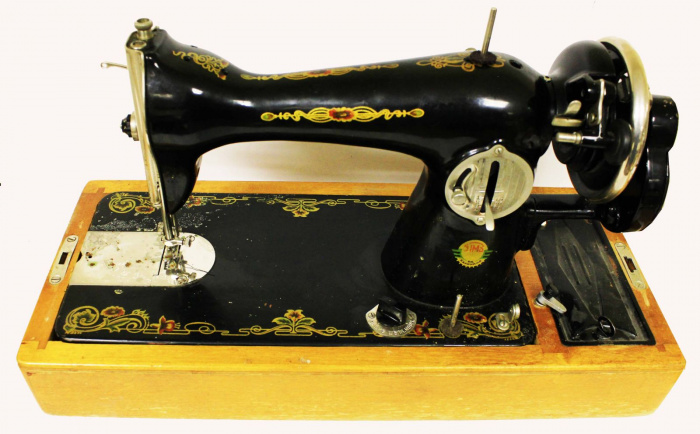 Швейная машинка с ручным приводом, ПМЗ им. Калинина, рабочая (состояние на фото)