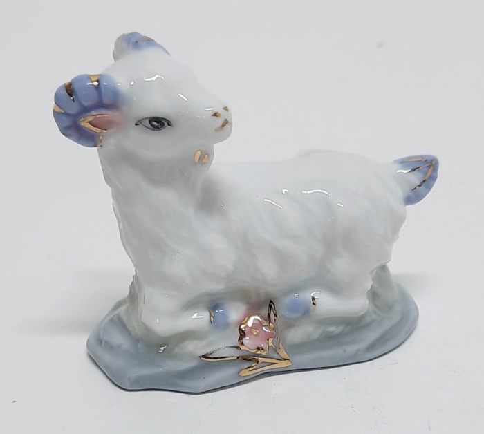 Фарфоровый сувенир &quot;Овечка&quot; (сост. на фото)