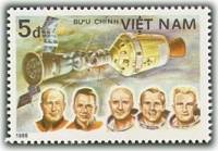 (1986-024a) Марка Вьетнам "Экипаж Союз-Аполлон"  Без перфорации  25 лет полета человека в космос III