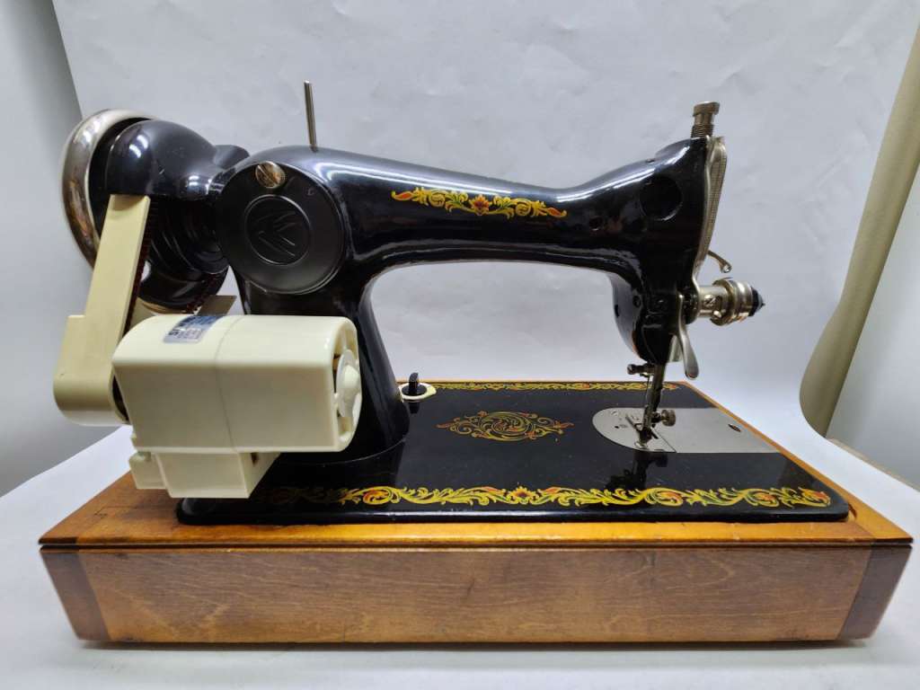 Швейная машина Подольск с электроприводом, в  футляре (рабочая)