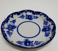 Тарелка декоративная с подвесом, фарфоро, клеймо Гжель, д-17 см. (сост. на фото)