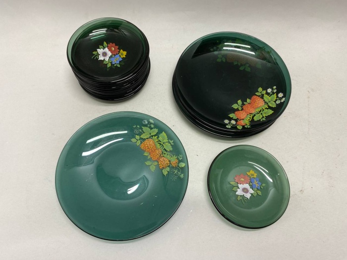 Блюдца 6 шт и 12 маленьких креманок