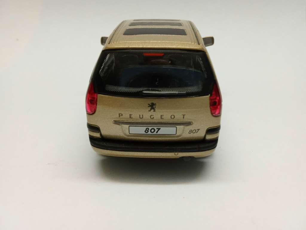Модель авто 1:43 Peugeot 806 hongwell