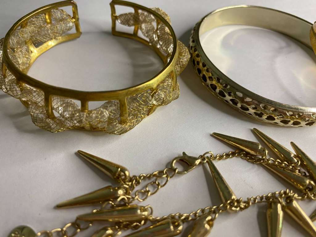 Набор украшений 5 браслетов, 2 подвески, пара сережек и колье, под желтое золото