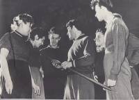 Фотография "Один из учеников В.И. Алексеева, Ю. Щербаков со своими подшефными" (сост. на фото)