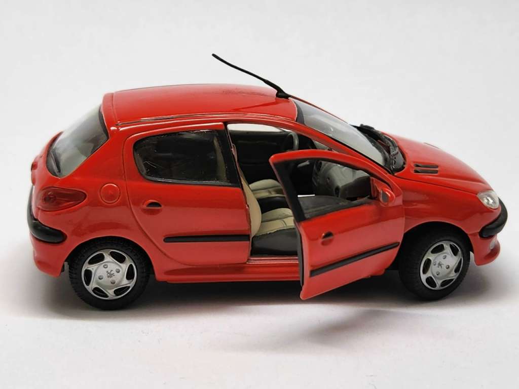 Модель авто 1:43 Peugeot 206 hongwell красный