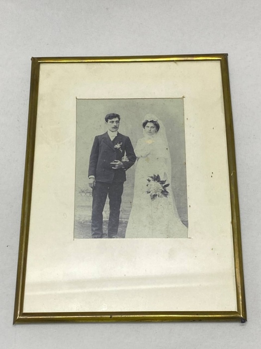 Семейное фото в латунной рамке (состояние на фото)