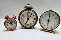 Часы будильник настольные механические 3 шт в ремонт, на запчасти