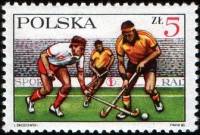 (1985-031) Марка Польша "Хоккей на траве"    60 лет Польской федерации хоккея на траве III Θ